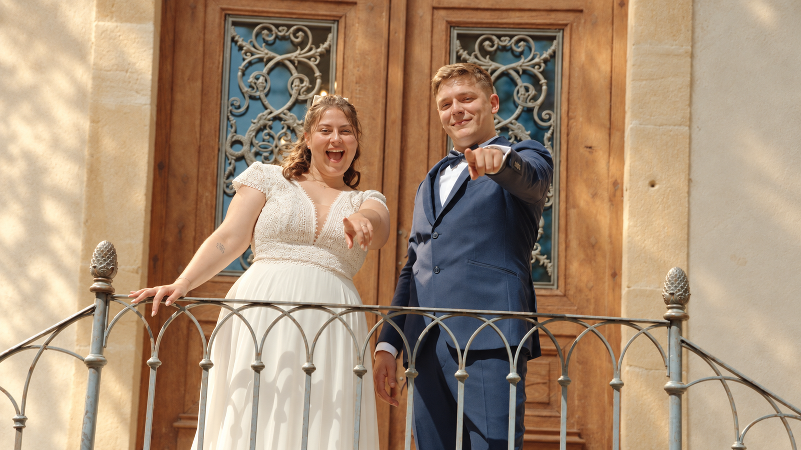 Jeunes mariés heureux sur un balcon