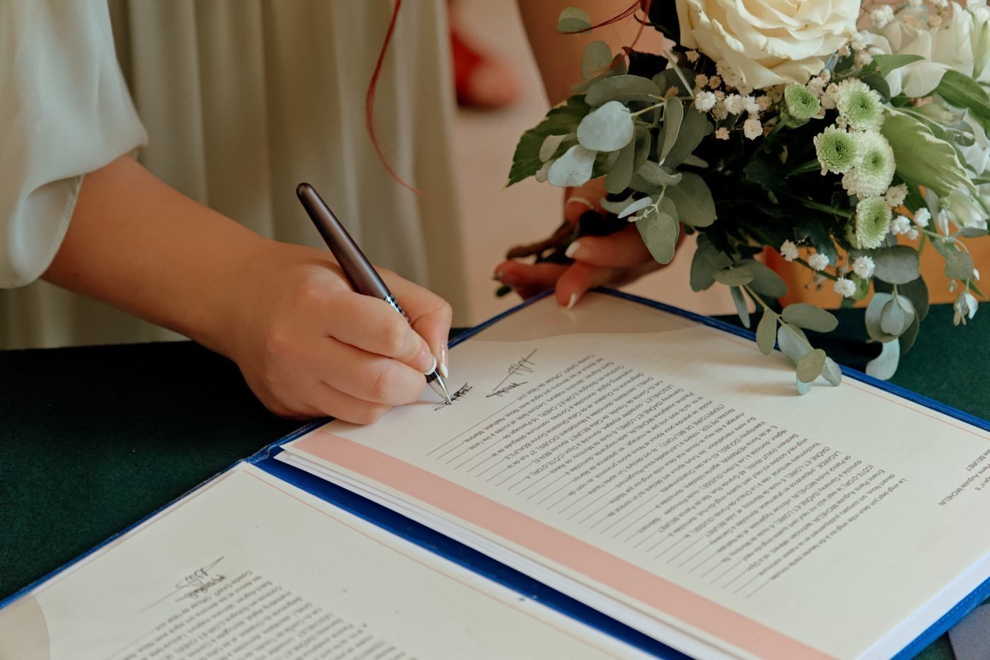 Signature des mariés entourés de fleurs